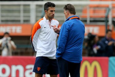 Van Persie es duda para Holanda por problema estomacal