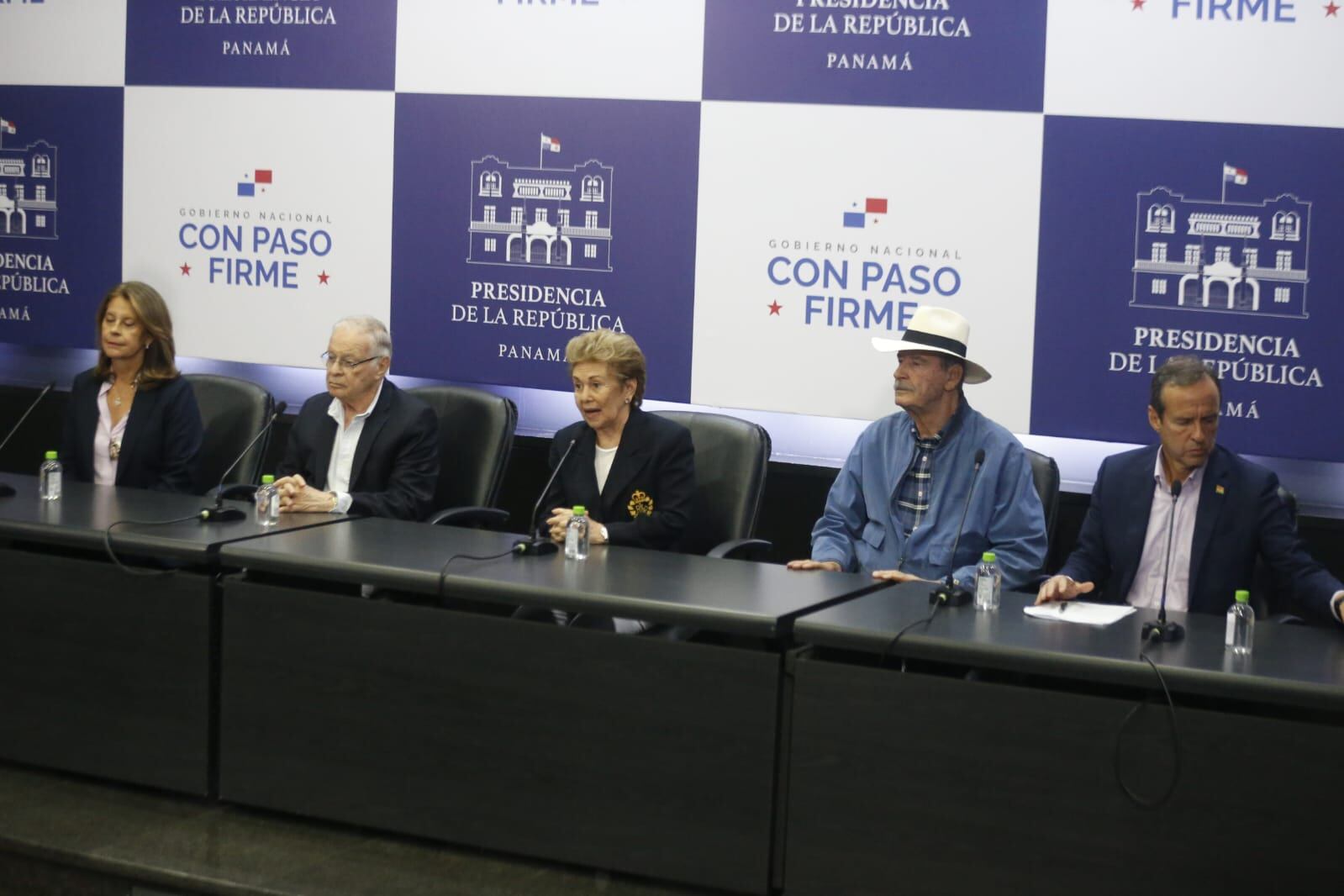 Observadores electorales durante la conferencia de prensa en el Palacio de Las Garzas. Isaac Ortega