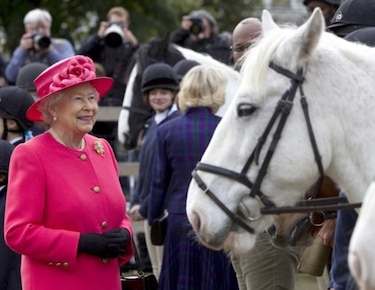 Isabel II, icono de moda con su fórmula de abrigo, vestido, sombrero y bolso