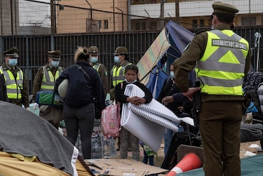 Masivo desalojo policial de inmigrantes en una plaza del norte de Chile