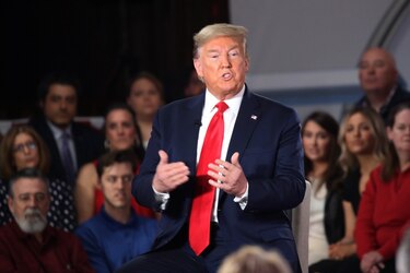 Facebook elimina avisos engañosos de la campaña del presidente Trump