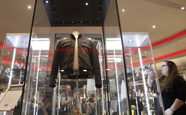 Subastan la chaqueta de Han Solo y otros accesorios del cine
