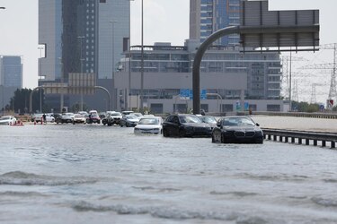 Aeropuerto de Dubái sufre ‘importantes perturbaciones’ por las fuertes lluvias en Emiratos