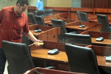 Remueven placas asignadas a los diputados