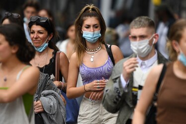 Inglaterra elimina la cuarentena para personas vacunadas que retornen de países de ‘lista ámbar’