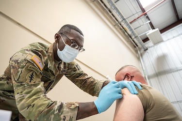 Ejército de Estados Unidos dará de baja a soldados que se nieguen a vacunarse contra la Covid-19