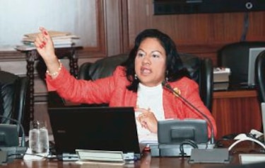 Denuncian a contralora por peculado