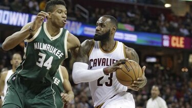 Irving y LeBron guían a Cavs a un triunfo