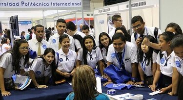 Estudiantes interesados en carreras de tecnología, hotelería y aviación