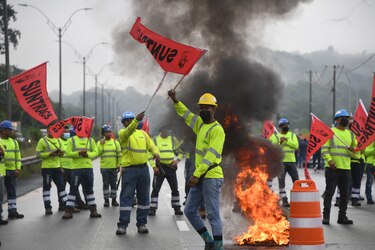 Ejecutivo anuncia un plan de austeridad; protestas siguen