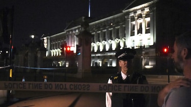 Arrestan a hombre por agredir a policías en Londres