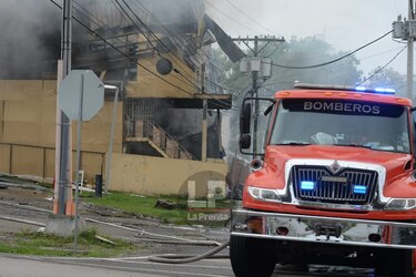 Bomberos logran sofocar incendio en un local de productos químicos marinos 