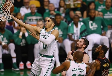 Celtics doblegan a Cavs y retoman delantera