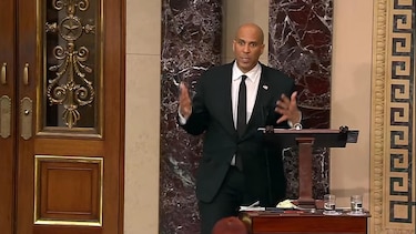 Senador demócrata Cory Booker bate el récord del Senado con un discurso de más de 25 horas contra Trump 