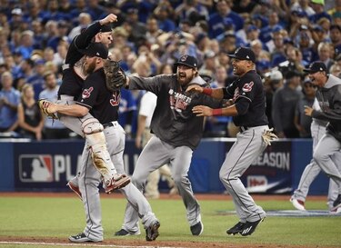 Indios superan a Azulejos y van a la Serie Mundial
