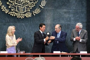 El poeta Eduardo Lizalde recibe Premio Carlos Fuentes