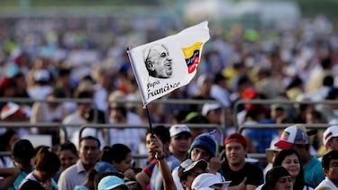 ‘Les doy mi bendición y no voy a cobrar nada’, bromea el Papa