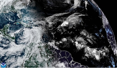 La tormenta Rafael se convierte en un huracán rumbo a las Islas Caimán y Cuba