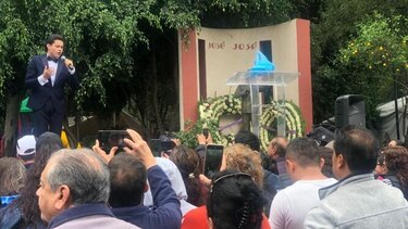 México llora y canta tras la muerte de José José, su ídolo musical