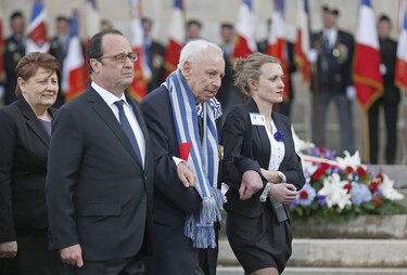 Hollande pide no olvidar la barbarie nazi en la lucha contra los males de hoy