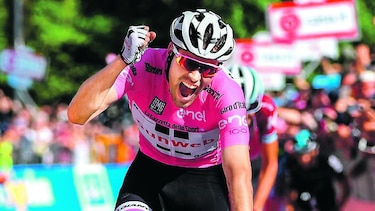 Tom Dumoulin se impone y se aleja en el Giro