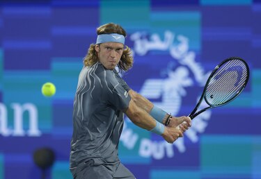 Rublev y Mensik avanzan; Tsitsipas cae en Dubai