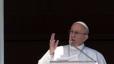 El papa insta a los sacerdotes a no cerrar las puertas de la Iglesia a los jóvenes que conviven sin casarse