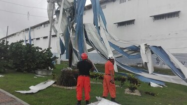 Fuertes vientos afectan comercios y residencias en France Field, Colón