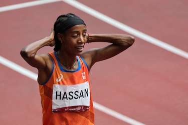 Sifan Hassan se cae en serie de 1,500 metros en Tokio-2020, se recupera y clasifica de  manera espectacular 