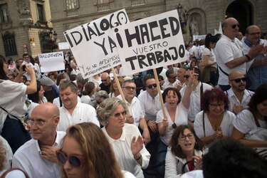 Miles se manifiestan por la unidad de España o el diálogo con Cataluña