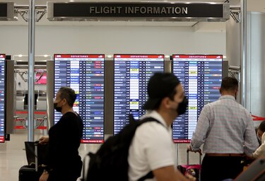 Cancelan más de 2,500 vuelos en Estados Unidos por Ómicron y mal clima