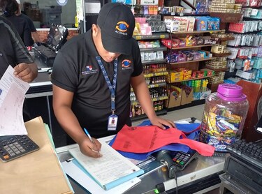 Las multas impuestas a comercios por anomalías en bolsas reutilizables ascienden a $4,300