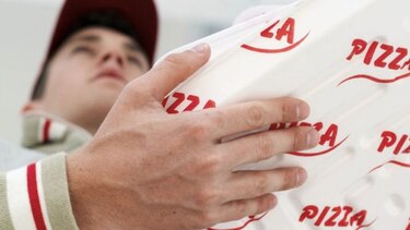Iglesia da  mil 900 dólares de propina a repartidor de pizzas
