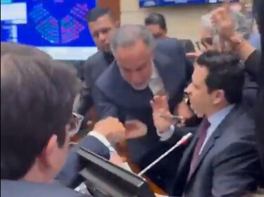 Manoteos y gritos: Senado colombiano deniega la consulta popular de Petro; Benedetti reclama