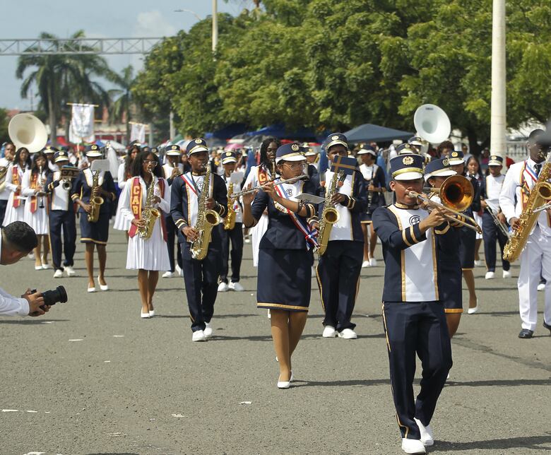 Desfiles del 5 de noviembre en Colón se desarrollan según lo programado
