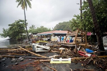 El huracán María castiga Dominica, sigue hacia Puerto Rico