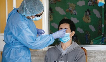 Virus golpea a personal de salud y de seguridad