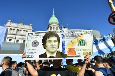 Por qué están cerrando miles de empresas en Argentina y qué dice de la economía en la era Milei