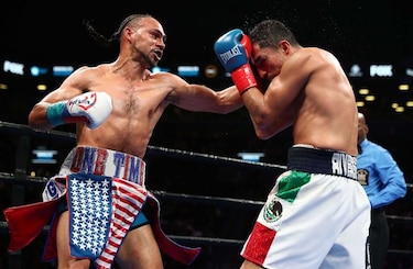 Thurman regresa tras 22 meses y retiene título ante López