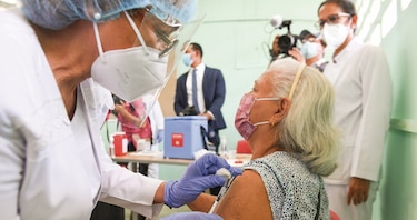 Vacunas de AstraZeneca y Pfizer reducen transmisión