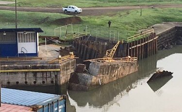 Sigue la reparación de un muro en las esclusas de Miraflores