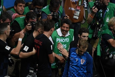 Imágenes de fotógrafo arrollado por jugadores croatas tras un gol se hace viral