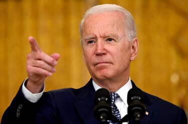 El presidente Joe Biden celebra el plan de infraestructuras aprobado por el Senado
