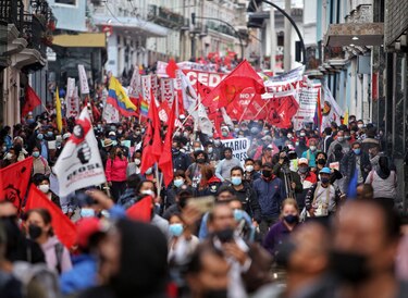 Estallan choques entre manifestantes y policía cerca de sede presidencial de Ecuador