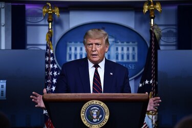 Trump quiere repartir 300 mil millones de dólares sobrantes a los contribuyentes