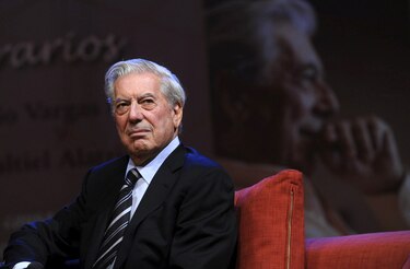 El cuerpo de Mario Vargas Llosa es trasladado desde su casa de Lima para ser cremado