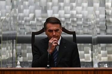 Bolsonaro no tiene previsto regresar a Brasil por ahora, dice su hijo