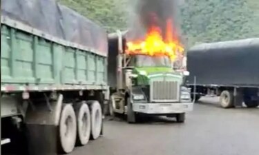 Guerrilleros incendian ocho camiones en una carretera del noreste de Colombia