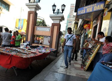 Gobierno aprueba $1.5 millones para mudar a buhoneros de Calidonia a centro comercial