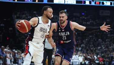 Curry lidera la victoria de Estados Unidos ante Serbia en partido amistoso